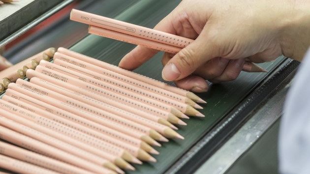 Faber-Castell richtet Produktion neu aus, Deutschland als Premiumstandort - Faber-Castell-Bunstiftfertigung in Stein - Quelle: Faber-Castell